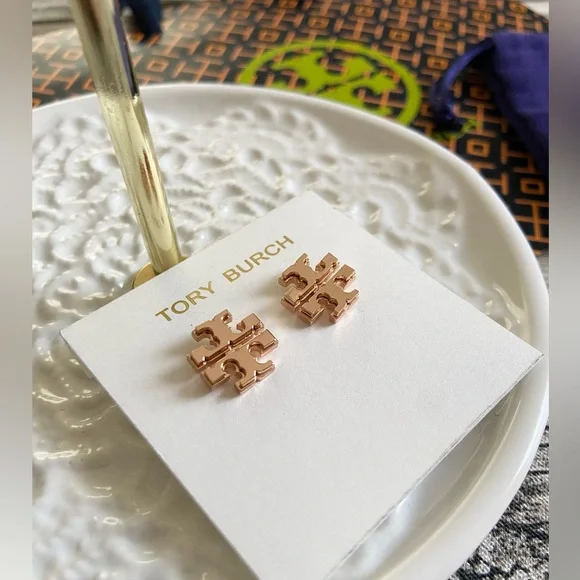 NWT! Tory Burch large logo stud earrings in rose gold - Picture 2 of 12